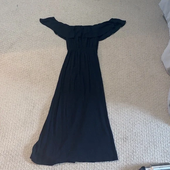 ILLA ILLA Black Dress size small. Maxi dress off the shoulder and slit in  front